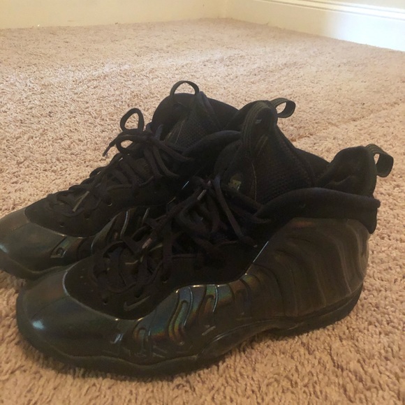 black foams shoes